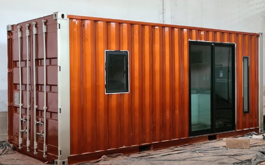 Home 39 Projeto container Studio em container 20 pés completo quarto com armários, wc com revestimento em porcelanato e armário, cozinha completa, bancada em granito, cooktop, micro-ondas, geladeira e armários.
